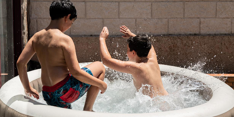Los pediatras insisten en la necesidad de mantener una vigilancia permanente de los menores ante el auge de las piscinas hinchables