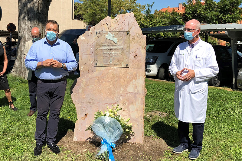 El Ayuntamiento de Cuenca descubre un monolito por las víctimas de la Covid-19 y en reconocimiento de los profesionales de la Sanidad y servicios esenciales