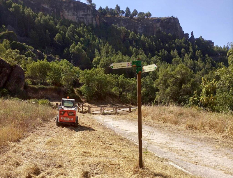 El Ayuntamiento de Cuenca y la empresa FCC limpian y desbrozan el camino de Las Grajas