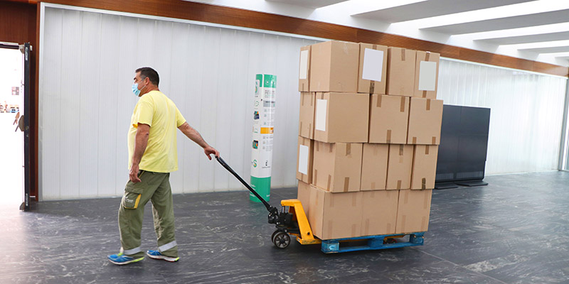 El Gobierno de Castilla-La Mancha ha enviado esta semana otro medio millón de artículos de protección a los centros sanitarios