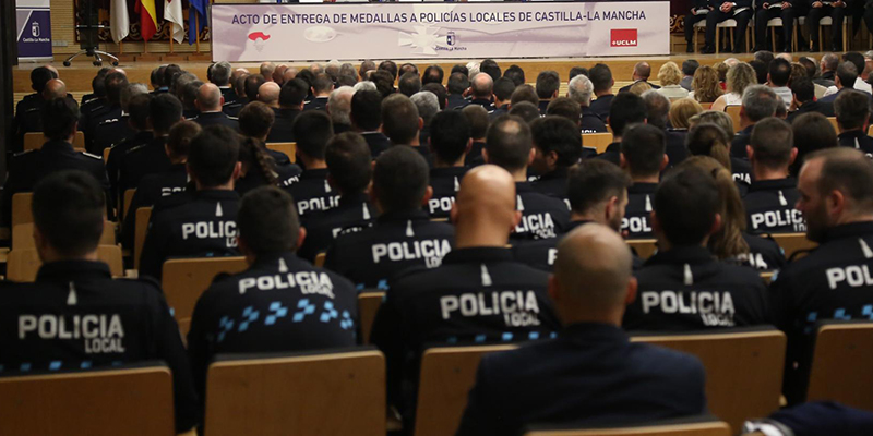 El Gobierno regional reconoce a 96 miembros de la Policía Local por su trayectoria, una actuación meritoria o la permanencia en el servicio
