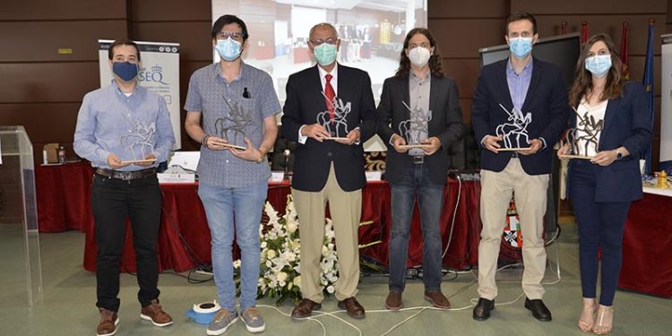El catedrático de la UCLM Ernesto Martínez, reconocido con el Premio a la Trayectoria Científica que conceden los químicos de Castilla-La Mancha