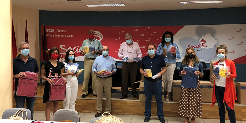 La Agrupación Local del PSOE de Cuenca dona un millar de productos en material escolar a Cruz Roja