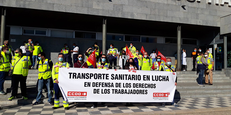 Concentración de huelguistas ante el hospital Virgen de la Luz de Cuenca para exigir el cumplimiento del convenio del Transporte Sanitario