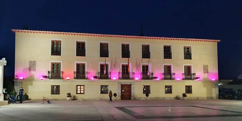 El Ayuntamiento de Tarancón se ilumina de rosa con motivo del Día Mundial contra el Cáncer de Mama