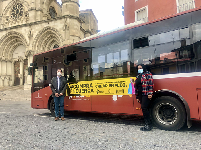 El Ayuntamiento y la Asociación de Comercio animan a comprar en Cuenca con una campaña en el autobús urbano