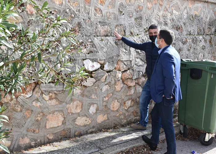 La Diputación de Cuenca ayuda con 10.000 euros al Ayuntamiento de Los Hinojosos para reparar el muro de la iglesia de San Bartolomé