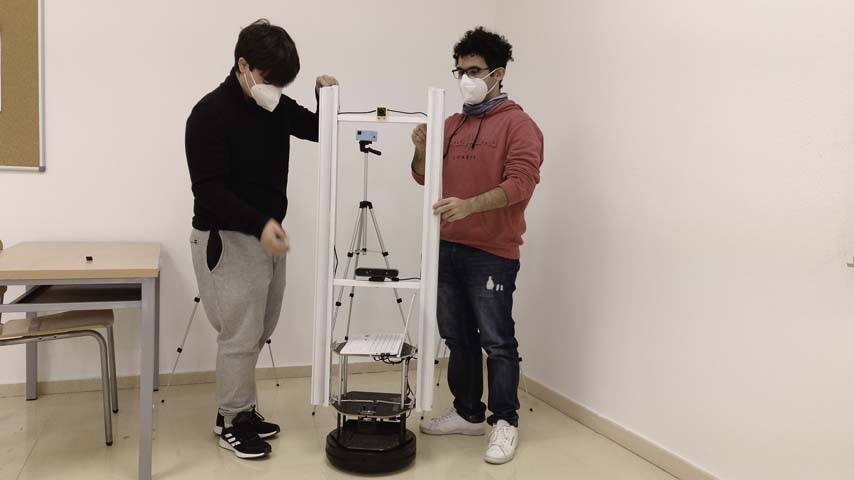 La UCLM desarrolla un robot móvil autónomo de bajo coste para la desinfección de estancias interiores