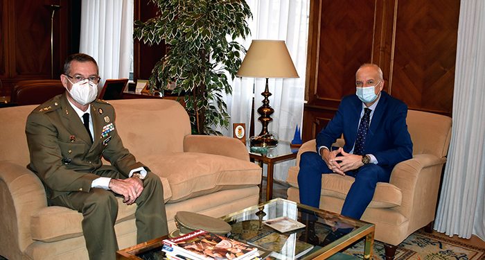 El subdelegado del Gobierno en Cuenca, recibe al coronel Ángel Cantera en su despedida de la Subdelegación de Defensa