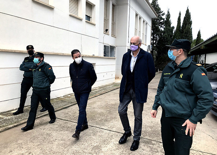 El subdelegado del Gobierno en Cuenca visita los cuarteles de la Guardia Civil de Iniesta, Villar de Domingo García y Belmonte