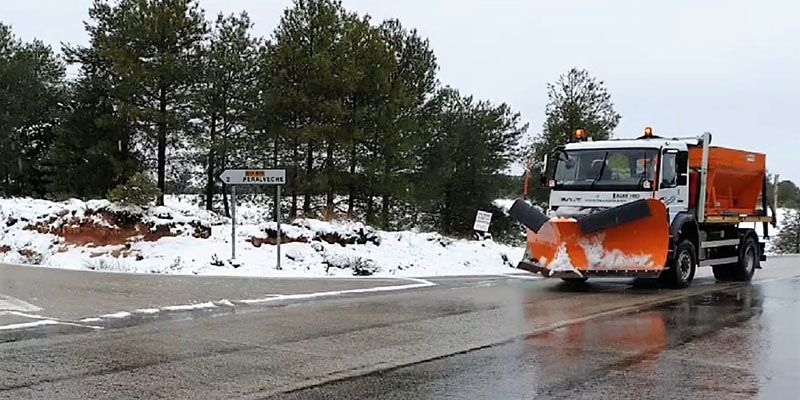 La Diputación de Cuenca moviliza 7 camiones quitanieves y 4 máquinas para actuar en la red de carreteras provinciales