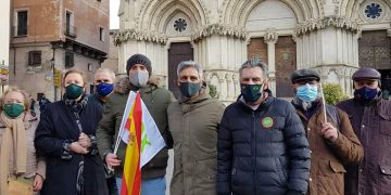 Un centenar de conquenses secundan a VOX y se reúnen frente al Ayuntamiento de Cuenca