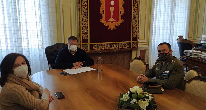 El alcalde da la bienvenida al nuevo subdelegado de Defensa en Cuenca, el coronel Fernando Antón Bernalte