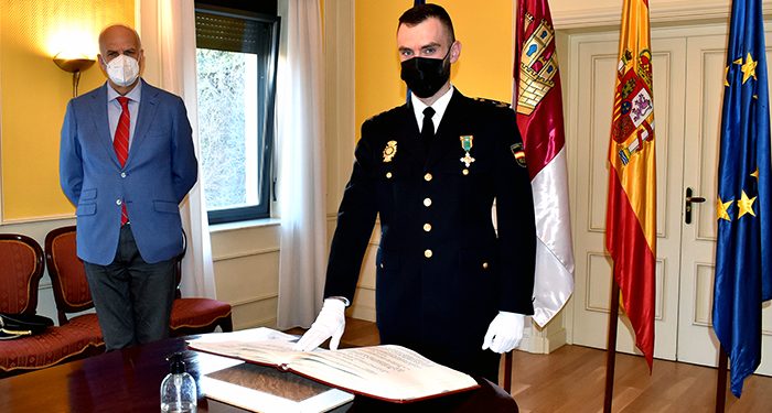 El subdelegado del Gobierno en Cuenca preside la jura del cargo de un nuevo oficial de la Comisaría Provincial de Policía Nacional