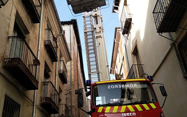 Los bomberos retiran varias tejas que presentaban riesgo de caída en la calle San Pedro de Cuenca