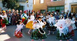 Almonacid del Marquesado, un pueblo ‘entregado’ a La Endiablada 3 02 danzantas | Informaciones de Cuenca