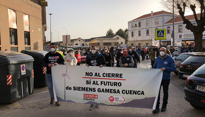 Cientos de personas claman en Cuenca contra el cierre de la planta de Siemens-Gamesa