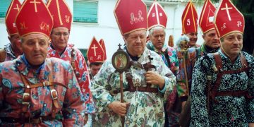 En Almonacid del Marquesado La Endiablada reza a golpe de cencerro