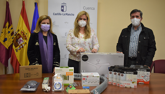 La Junta entrega en Cuenca kits de eficiencia y ahorro energético a mujeres víctimas de violencia de género en situación de vulnerabilidad