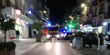 Los bomberos sofocan un incendio en Carretería provocado por un colchón