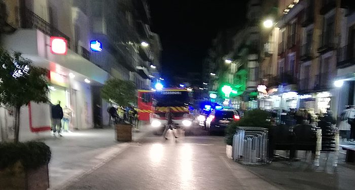 Los bomberos sofocan un incendio en Carretería provocado por un colchón