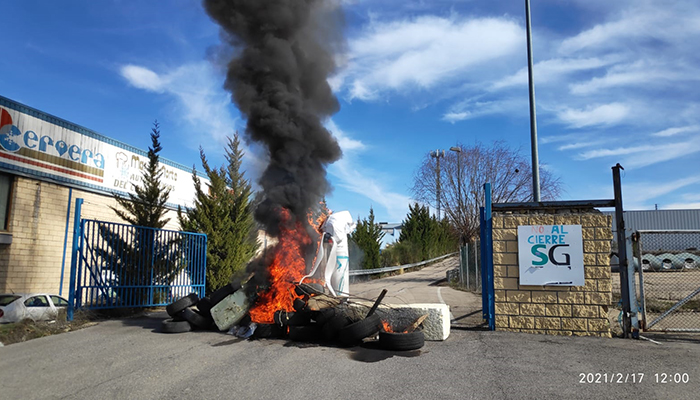 Los trabajadores de Siemens Gamesa levantan una gran hoguera a las puertas de su factoría en Cuenca