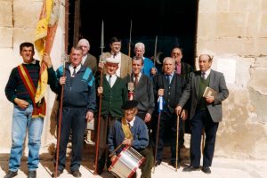 Carnaval de Gascueña. La Hermandad de Ánimas y del Santísimo recauda dinero para las Ánimas Benditas 2 x01a puertas iglesia | Informaciones de Cuenca