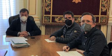 Dolz recibe a los promotores de Accenet Cuenca, empresa de telecomunicaciones que inicia su actividad en la ciudad