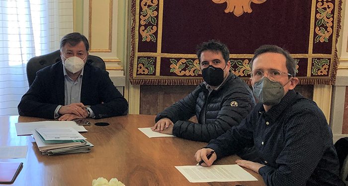 Dolz recibe a los promotores de Accenet Cuenca, empresa de telecomunicaciones que inicia su actividad en la ciudad