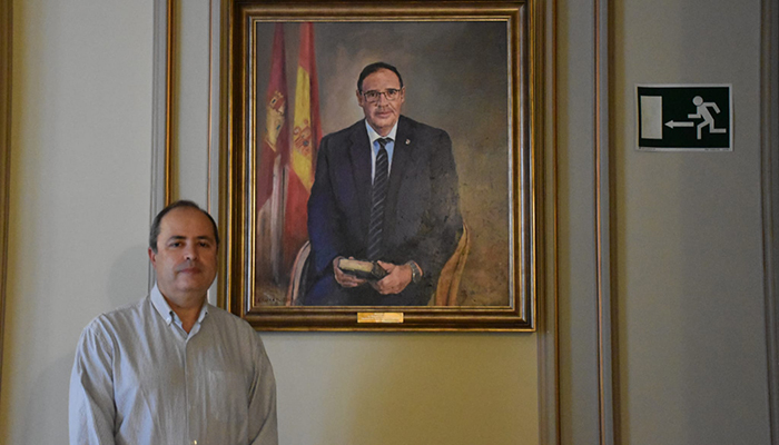 El cuadro de Benjamín Prieto pintado por José María Albareda ya está colgado en las paredes del Palacio Provincial