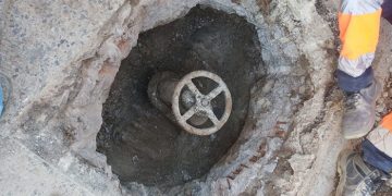 Las mejoras en la red de distribución de agua implican el corte del servicio en la zona de avenida Reyes Católicos este martes por la tarde