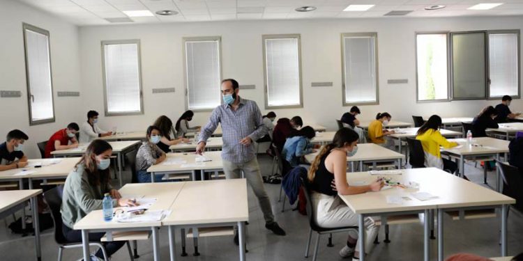 Tres investigadores de la UCLM junto a un centenar de científicos españoles reclaman “una acción coordinada y urgente” frente a la COVID