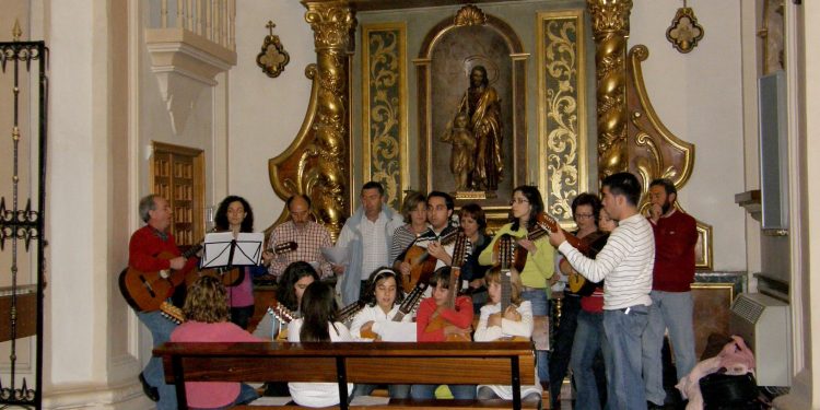 En el 2008, a 30 del abril cumplido, cantamos el Mayo a la Virgen de las Angustias en su ermita