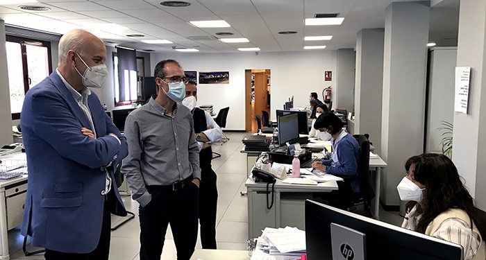 El subdelegado del Gobierno en Cuenca visita la oficina del SEPE para agradecer el trabajo realizado durante el último año con motivo del covid-19