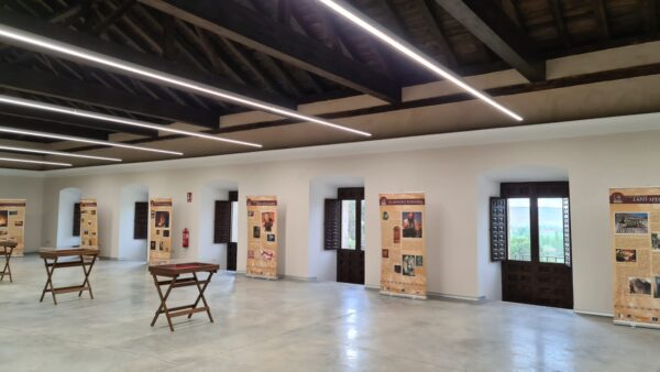 La Sala de Cubiertas del Ayuntamiento de Huete acoge la exposición ‘El Cristal de Hispania’