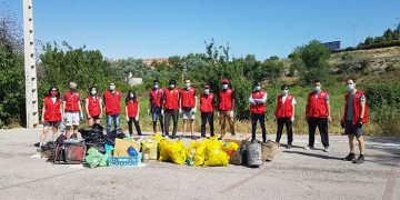 Cruz Roja Cuenca se moviliza contra la “basuraleza” y limpia la zona baja de la Fuente del Oro