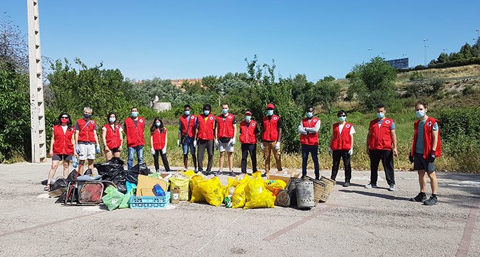 Cruz Roja Cuenca se moviliza contra la “basuraleza” y limpia la zona baja de la Fuente del Oro