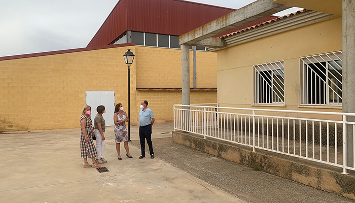 El Gobierno regional acometerá el arreglo del patio del colegio público de Casas de Haro