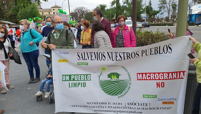 Los vecinos de Gascueña y Tinajas respaldan con su presencia la charla informativa contra las macrogranjas