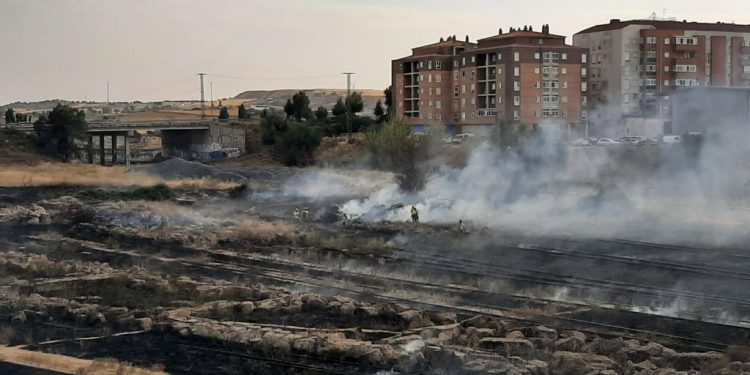 Un incendio en los terrenos de Renfe pone en peligro algunos chalets