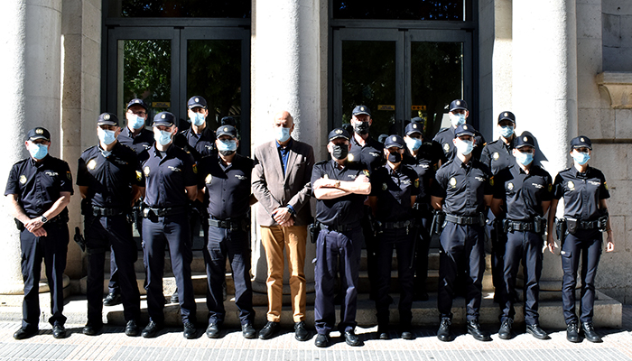 El subdelegado del Gobierno en Cuenca da la bienvenida a los 12  agentes de la Policía Nacional que se incorporan a la Comisaría Provincial