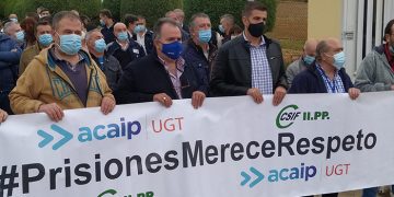 Multitudinaria concentración en el centro penitenciario de Cuenca para denunciar la falta de seguridad y condenar la agresión al funcionario