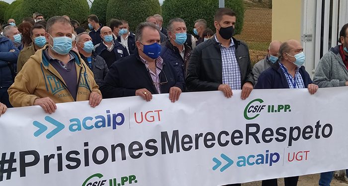 Multitudinaria concentración en el centro penitenciario de Cuenca para denunciar la falta de seguridad y condenar la agresión al funcionario Multitudinaria concentración en el centro penitenciario de Cuenca para denunciar la falta de seguridad y condenar la agresión al funcionario