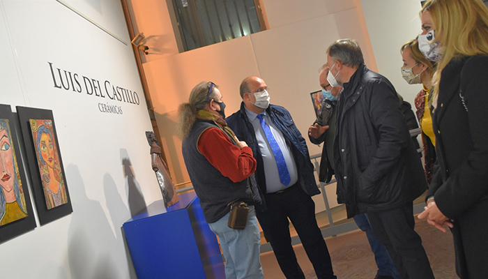 La Sala de Exposiciones del Edificio Iberia acoge la muestra ´Cerámicas´ del ceramista conquense Luis del Castillo