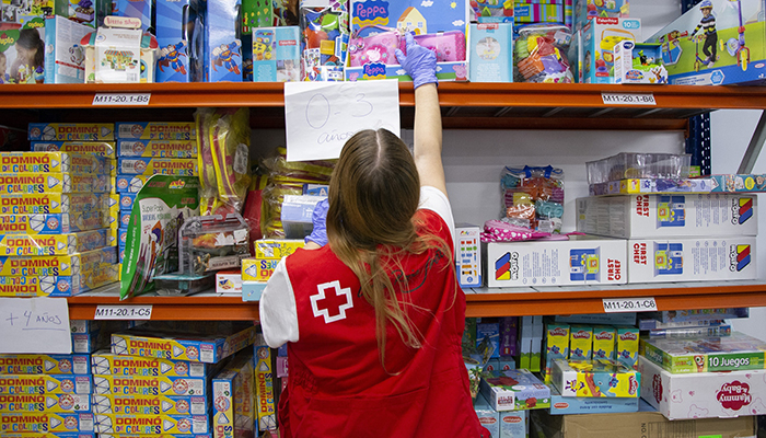 Cruz Roja Juventud de Cuenca entrega un libro y un juguete a 350 niños y niñas de la provincia gracias a la campaña de juguetes