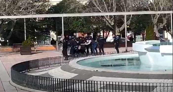 Detenido en la Plaza de España de Cuenca un varón con actitud (muy) desafiante y que portaba un hacha y un martillo