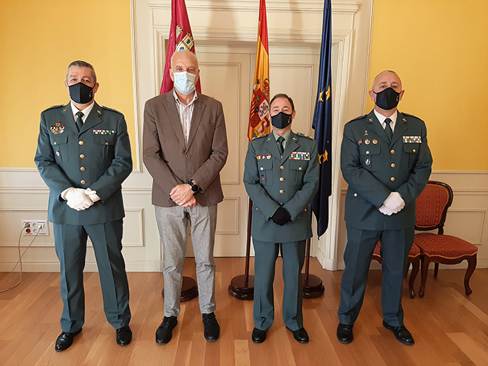 El subdelegado del Gobierno en Cuenca recibe a los comandantes de la Guardia Civil, Carlos Martínez y Pedro Pablo de la Fuente, tras su reciente ascenso