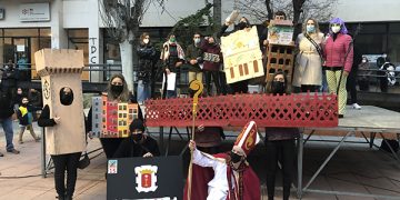 El frío no desanima a los numerosos conquenses que participaron en el desfile de Carnaval