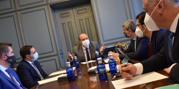 Gobierno regional y diputaciones comprometen su colaboración para facilitar la llegada de fondos europeos a las pequeñas corporaciones