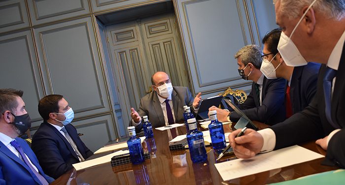 Gobierno regional y diputaciones comprometen su colaboración para facilitar la llegada de fondos europeos a las pequeñas corporaciones Gobierno regional y diputaciones comprometen su colaboración para facilitar la llegada de fondos europeos a las pequeñas corporaciones